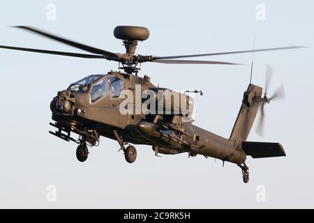 Esercito Air Corps Apache AH1 attacco elicottero su avvicinamento a terra a Wattisham Airfield, Suffolk. Foto Stock