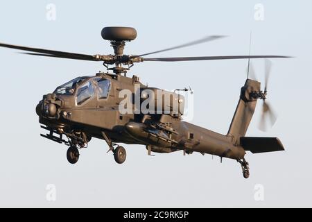 Esercito Air Corps Apache AH1 attacco elicottero su avvicinamento a terra a Wattisham Airfield, Suffolk. Foto Stock