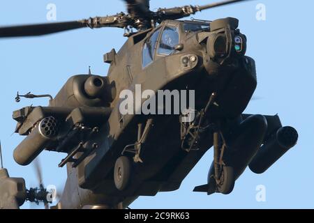 Esercito Air Corps Apache AH1 attacco elicottero su avvicinamento a terra a Wattisham Airfield, Suffolk. Foto Stock