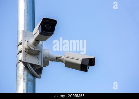 la telecamera di sorveglianza fissata su un palo sullo sfondo del cielo. Foto Stock