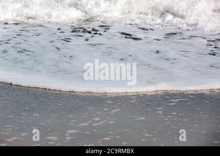 La tempesta di mare onda con spruzzi closeup, splendida vista del mare, sfondo marino. Foto Stock