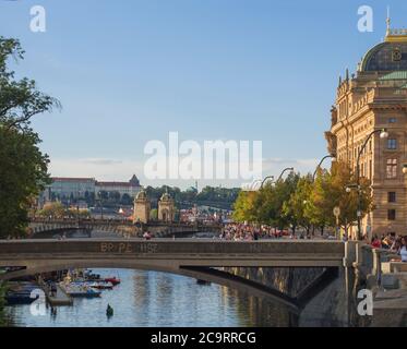 Repubblica Ceca, Praga, 8 settembre 2018: Vista dall'argine sul Teatro Nazionale di Praga, il Ponte della Legione, la maggior parte dei legii e il castello e le case di Praga Foto Stock
