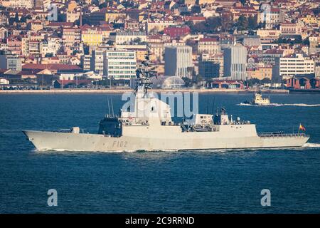 La classe Álvaro de Bazán Almirante Juan de Borbón (F102) della Marina spagnola naviga sul fiume Tago, alla sua partenza da Lisbona. Foto Stock