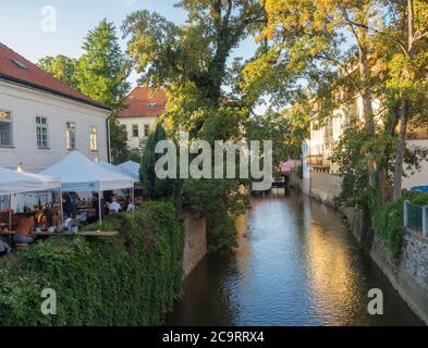 Repubblica Ceca, Praga, 8 settembre 2018: Fiume Certovka, canale del Diavolo, chiamato anche Venezia piccola Praga tra l'isola di Kampa e Mala strana con Foto Stock