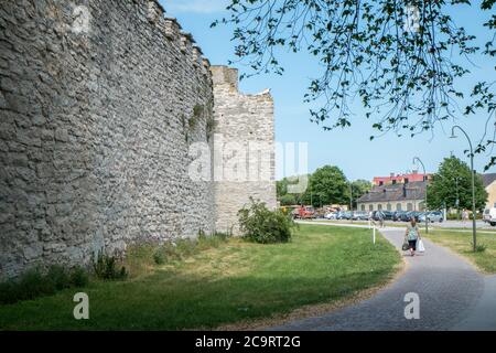 Le mura medievali della città di Visby sulla più grande isola svedese del Gotland. Visby è un sito patrimonio dell'umanità dell'UNESCO. Foto Stock