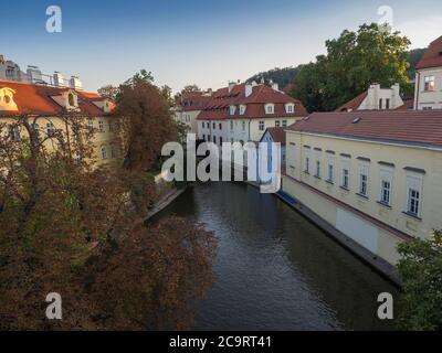 Il fiume Certovka, canale del Diavolo, chiamato anche piccola Praga Venezia tra l'isola di Kampa e Mala strana nella Repubblica Ceca Praga con legno storico Foto Stock