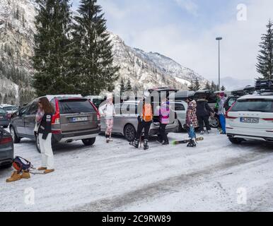 KAPRUN, AUSTRIA, 12 marzo 2019: Gli sciatori stanno scendendo dalle automobili al posto di parcheggio alla stazione sciistica di Kitzsteinhorn e fanno i preparativi fino a Cable ca Foto Stock