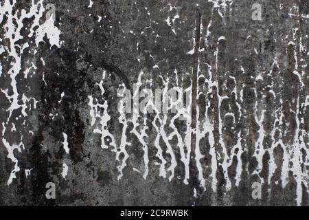 Vernice bianca che gocciola su una superficie di vetro strutturata sporca  per lo sfondo Foto stock - Alamy