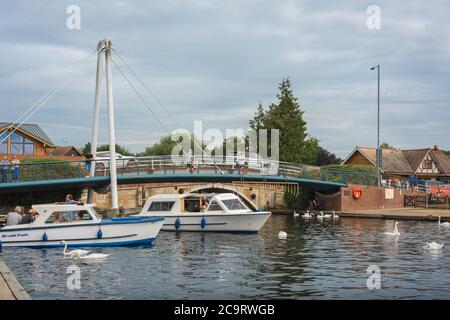 Wroxham Norfolk Broads, vista delle barche da diporto che navigano sul fiume Bure nel centro di Wroxham, nel cuore dei Norfolk Broads, Inghilterra, Regno Unito Foto Stock