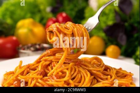 Bolognese di pasta italiana, spaghetti con ketchup di pomodoro su forchetta Foto Stock