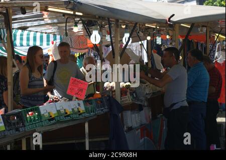 Marktgeschehen am Rathaus Spandau a Berlino - la gente che fa acquisti in Germania Foto Stock