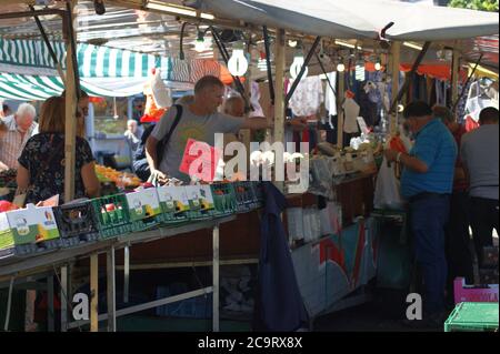 Marktgeschehen am Rathaus Spandau a Berlino - la gente che fa acquisti in Germania Foto Stock