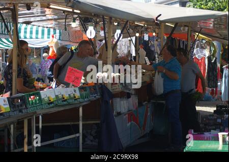 Marktgeschehen am Rathaus Spandau a Berlino - la gente che fa acquisti in Germania Foto Stock