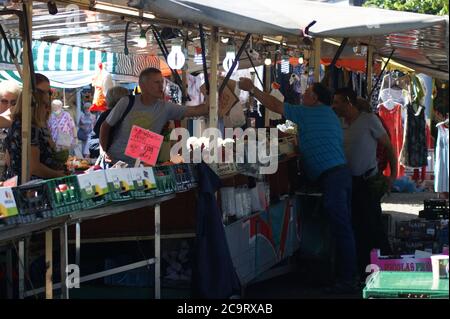 Marktgeschehen am Rathaus Spandau a Berlino - la gente che fa acquisti in Germania Foto Stock