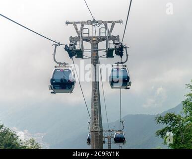 Rosa Khutor, Russia - 1 giugno. 2018. La funivia in stazione sciistica in estate a Estosadok Foto Stock