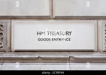 Un'insegna del Tesoro HM sull'edificio del Tesoro del governo britannico a Londra, Inghilterra Foto Stock