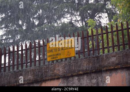 Zona Militare Sign on Via Santo Stefano Rotondo in Rome, Italy Foto Stock