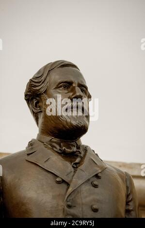 Questa statua del generale Robert E. Lee fu donata alla National Statuary Hall Collection dal Commonwealth della Virginia nel 1909 e si trova nella cripta del Campidoglio degli Stati Uniti a Washington, DC., venerdì 31 luglio 2020. Lee frequentò l'accademia militare degli Stati Uniti (West Point) e servì durante la guerra messicana. In seguito fu comandante dell'esercito degli stati confederati d'America (CSA) durante la guerra civile americana. Ha vissuto dal 19 gennaio 1807 al 12 ottobre 1870. Credito: Rod Lammey/CNP /MediaPunch Foto Stock