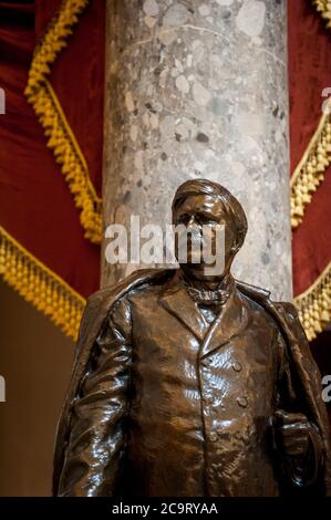 Questa statua del senatore degli Stati Uniti Zebulon Baird Vance (democratico della Carolina del Nord), è stato dato alla National Statuary Hall Collection dalla Carolina del Nord nel 1916 e si trova nella Statuary Hall presso il Campidoglio degli Stati Uniti a Washington, DC., a partire da venerdì 31 luglio 2020. Vance visse dal 13 maggio 1830 al 14 aprile 1894, e servì come ufficiale militare confederato, 43° governatore della Carolina del Nord, e senatore degli Stati Uniti. Credito: Rod Lammey/CNP /MediaPunch Foto Stock