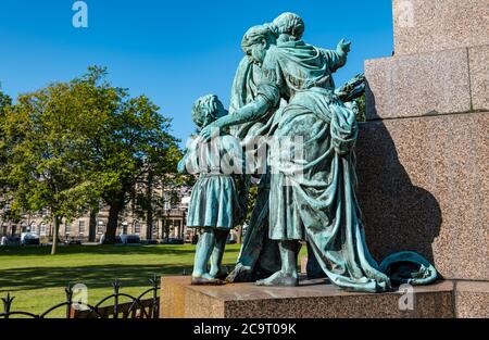 Dettaglio della statua in bronzo del "lavoro" di David Watson Stevenson, Charlotte Square Gardens, Edimburgo, Scozia, Regno Unito Foto Stock