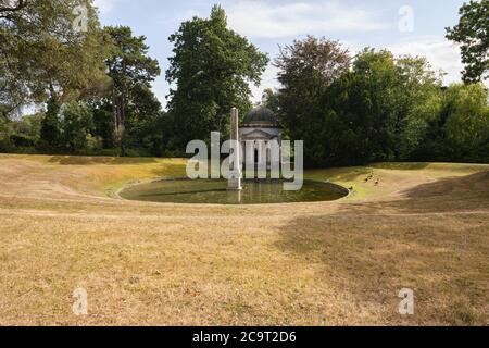 Vista del Tempio ionico e una piscina circolare d'acqua con un piccolo obelisco posizionato al centro nel Giardino degli Aranci della Casa di Chiswick. Foto Stock