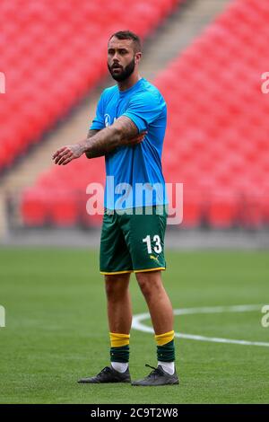 LONDRA, REGNO UNITO. 2 agosto 2020 - Connell Rawlinson (13) di Notts County si riscalda durante la finale di gioco della Vanarama National League tra Notts County e Harrogate Town al Wembley Stadium, Londra. (Credit: Jon Hobley | MI News) Credit: MI News & Sport /Alamy Live News Foto Stock