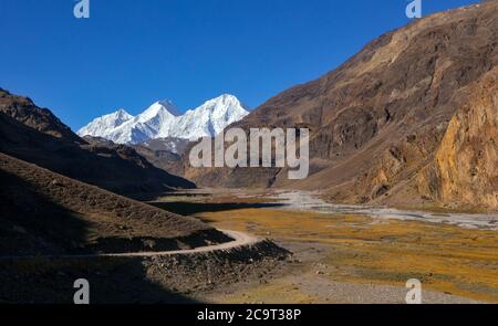 Una strada curvilinea nella Valle di Spiti sulla strada per il Passo di Kunzum (16000 piedi) accanto al fiume Chandra Foto Stock