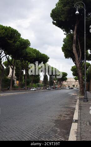 Via di San Gregorio che conduce all'Arco di Costantino e al Colosseo di Roma Foto Stock