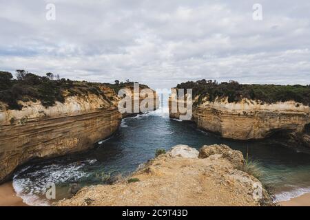 Loch Ard Gorge paesaggio visto dalla cima della scogliera a Port Campbell National Park, Victoria, Australia durante il nuvoloso mattino Foto Stock