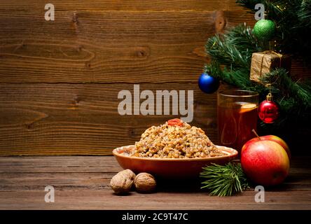 Il piatto è un piatto tipico slavo la vigilia di Natale. Composta, albero con un ornamento. Spazio per il testo Foto Stock