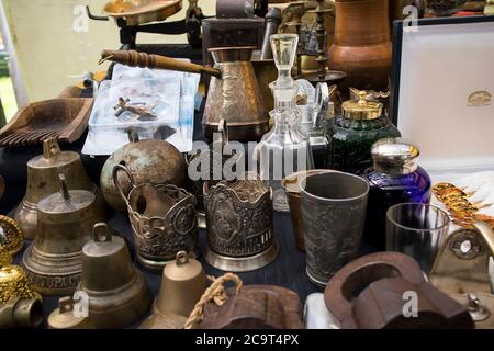 UGLICH, Russia, - 26 luglio 2020, contatori con i souvenir nazionali russi ad una fiera di arte popolare cose d'antiquariato Foto Stock