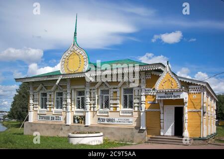 UGLICH, Russia, - 26 luglio 2020, Casa in legno d'epoca (Museo della vita urbana) con finestre ornamentali, cornici scolpite nella città di Uglich, regione di Yaroslavl, R. Foto Stock