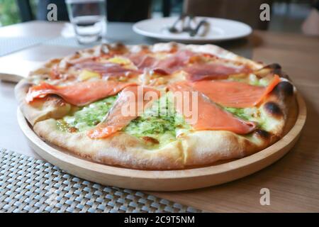 pizza al salmone, pizza al salame o pizza mista nel vassoio Foto Stock