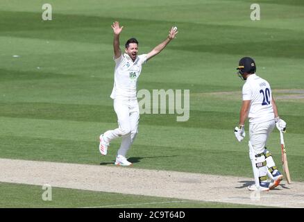 Hove, Regno Unito. 02 agosto 2020. Hampshire's Ian Holland celebra il licenziamento di Tom Haines di Sussex durante il secondo giorno del Bob Willis Trophy tra Sussex e Hampshire al 1 ° terreno della contea centrale. Credit: James Boardman/Alamy Live News Foto Stock