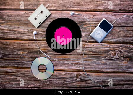 Formati musicali multipli con registrazione in vinile, cassetta, compact disc e iPod Classic. Foto Stock