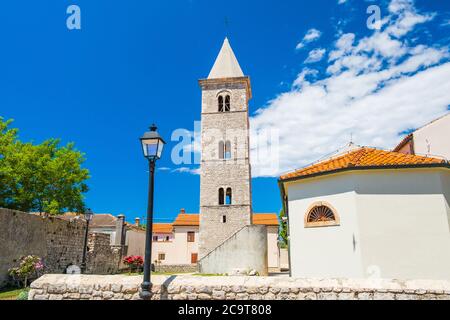 Vecchia chiesa nella bellissima città adriatica di Nin in Dalmazia, Croazia, popolare destinazione turistica Foto Stock