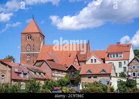 Vista sulla città di Plau am See, Germania con la chiesa parrocchiale di S. Maria Foto Stock