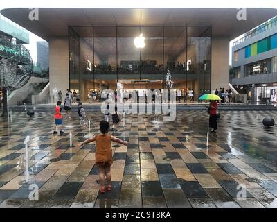 Pechino, Cina. 02 agosto 2020. I cinesi visitano il nuovo megastore di Apple, adottando severe misure di salute e sicurezza Covid-19, a Pechino domenica 2 agosto 2020. L'apertura del nuovo negozio di punta all'avanguardia arriva in un momento in cui i giganti della tecnologia degli Stati Uniti, tra cui Apple, stanno affrontando critiche da parte del procuratore generale degli Stati Uniti per essere troppo conformi con il governo cinese - soprattutto nel censurare le applicazioni per conto della richiesta cinese. Foto di Stephen Shaver/UPI Credit: UPI/Alamy Live News Foto Stock