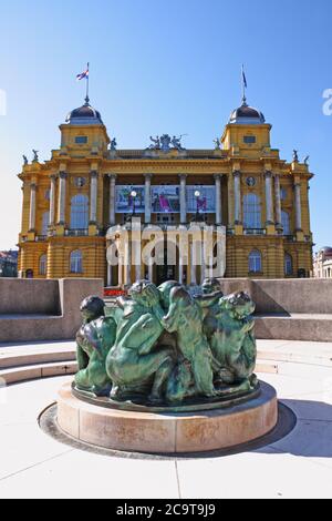 ZAGABRIA, CROAZIA - 28 LUGLIO 2020: Scultura del pozzo della vita, di Mestrovic, di fronte al teatro nazionale croato a Zagabria, Croazia Foto Stock