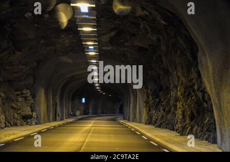 Il tunnel più lungo del mondo - il tunnel di Lærdal (norvegese: Lærdalstunnelen) è un tunnel stradale lungo 24.51 chilometri (15.23 miglia) che collega la municipalitie Foto Stock