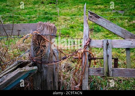 Vecchio punto di accesso in legno con spago arancione e catena Foto Stock