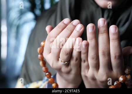 Primo piano di donne musulmane che pregano a mano. Foto Stock