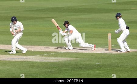 Hove, Regno Unito. 02 agosto 2020. Sussex's Harry Finch battendo durante il secondo giorno del Bob Willis Trophy tra Sussex e Hampshire al 1 ° terreno della contea centrale. Credit: James Boardman/Alamy Live News Foto Stock