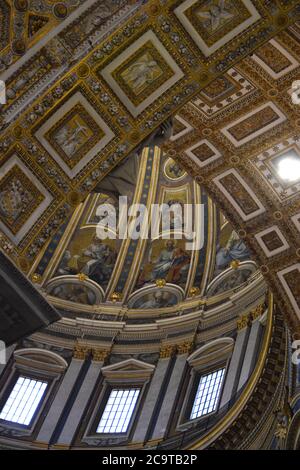 All'interno della Basilica di San Pietro nella città di Roma Foto Stock