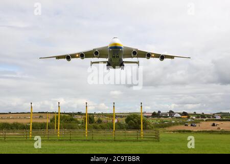 Prestwick, Scozia, Regno Unito. 2 agosto 2020. L'aeroporto di Glasgow Prestwick accoglie il più grande aereo al mondo, l'aereo da carico Antonov AN-225 'Riya' in Scozia. Credito. Douglas Carr/Alamy Live News. Foto Stock