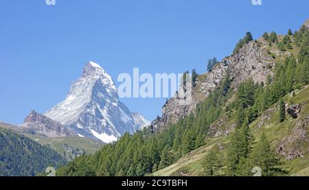 Il Cervino, simbolo delle Alpi svizzere, in estate Foto Stock