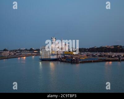 TRELLEBORG, SVEZIA - 21 agosto 2019: Vista notturna del porto di Trelleborg con traghetti baltici, porto svedese, serata blu. Foto Stock