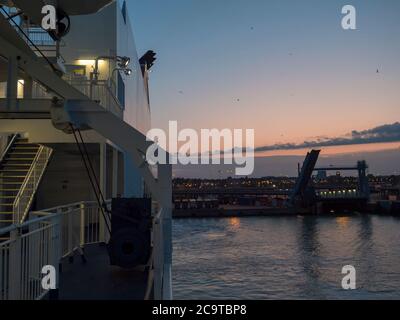 TRELLEBORG, SVEZIA - 21 agosto 2019: Il traghetto Stena Line arriva al porto svedese di Trelleborg, ora blu vista dal ponte Foto Stock