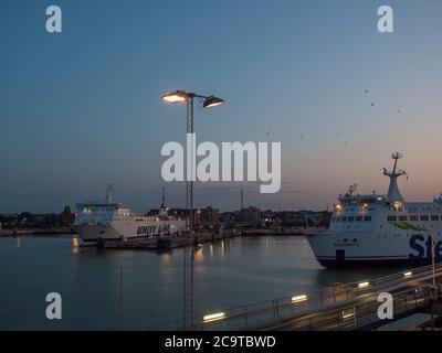 TRELLEBORG, SVEZIA - 21 agosto 2019: Traghetti baltici al porto svedese di Trelleborg, serata blu Foto Stock