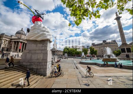 LA FINE - un vortice gigante di panna montata, una ciliegia, una mosca e un drone che trasmette un feed dal vivo di Trafalgar Square. Si tratta di una nuova opera dell'artista Heather Phillipson e fu presentata giovedì 30 luglio, il quarto Plinth in the Square. Si tratta della tredicesima commissione Plinth dall'inizio del programma nel 1998, è anche la più alta finora, con un peso di 9,4 m e un peso di 9 tonnellate. Il lavoro è stato selezionato nel 2017 dal quarto Plinth Commission Group, a seguito di una mostra alla Galleria Nazionale dove 10,000 persone hanno votato per la loro opera preferita. Foto Stock